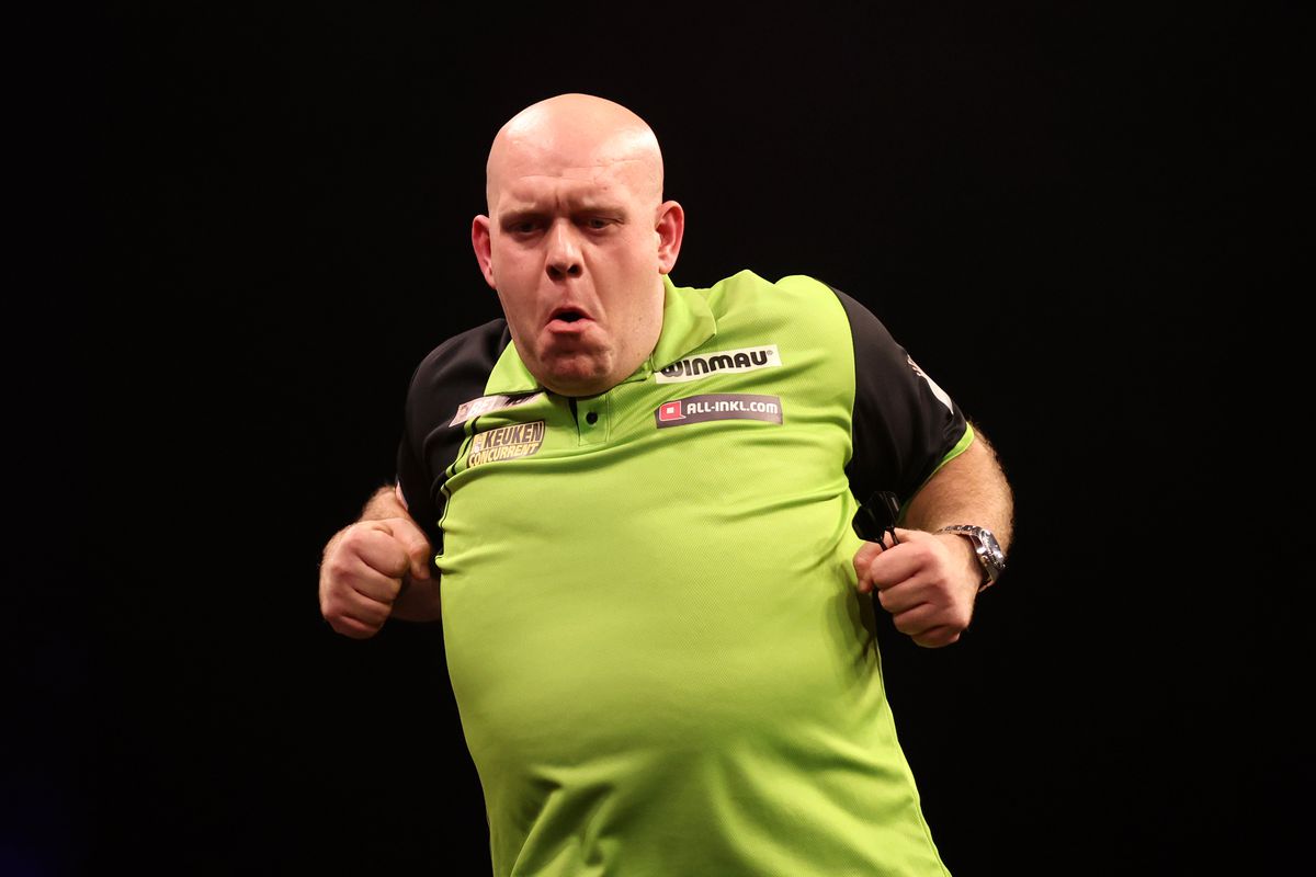 Michael van Gerwen ontwijkt 'sluipschutter' Andrew Gilding en bereikt halve finale World Matchplay