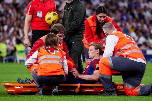 Vreselijk nieuws rondom blessure Frenkie de Jong: 'Dat is de enige mogelijkheid op herstel'