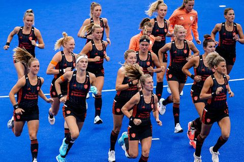 Oranje-hockeyster ziet groot voordeel van 'strakke outfit' richting Spelen: 'We hebben allemaal een goede kont'