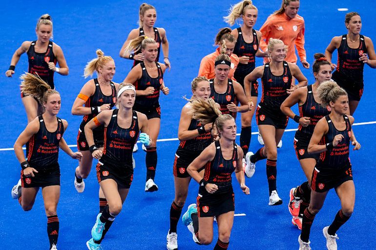 Oranje-hockeyster ziet groot voordeel van 'strakke outfit' richting Spelen: 'We hebben allemaal een goede kont'