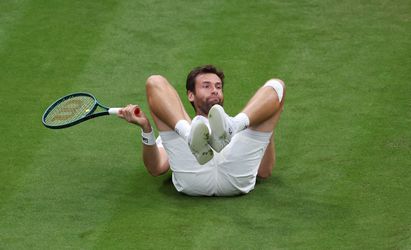 Bizar punt in tenniswedstrijd: zelfs tegenstander barst in lachen uit na unieke actie