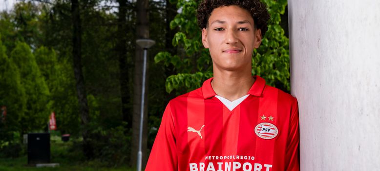 PSV-talent (15) zorgt na lastige keuze voor opvallende primeur: 'Het is een bijzonder verhaal'