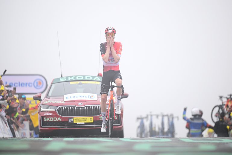 Topwielrenner Thymen Arensman wijst op beslissende factor na 'crazy' ritzege in Tour: 'Die hebben me wat extra's gegeven'