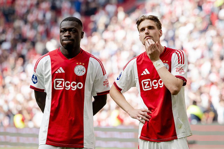 Zingende Kenneth Taylor over opvallende jeugdherinnering met Brian Brobbey bij Ajax: 'Wat ik nou toch weer heb meegemaakt...'