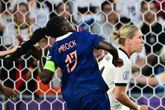 Bizarre rode kaart op EK voetbal: Duitse voetbalster moet vertrekken na hele gemene overtreding