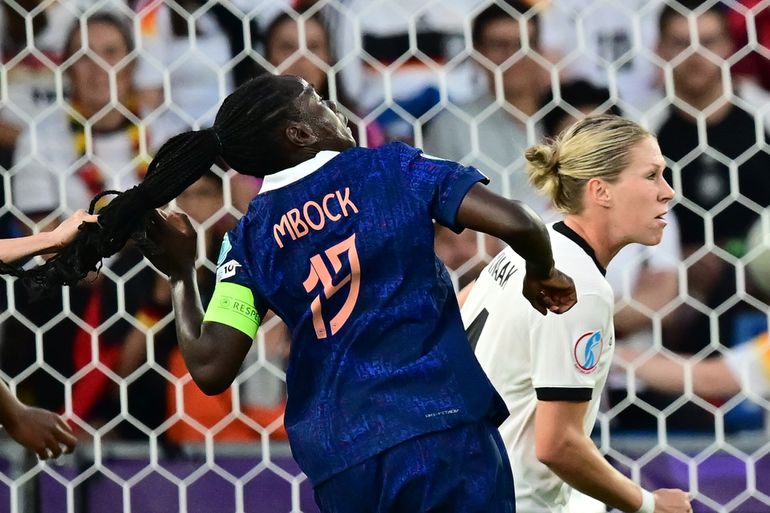 Tien Duitse vrouwen houden stand tegen Frankrijk bij EK voetbal na bijzonder gemene overtreding