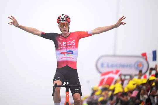 Nederlander Thymen Arensman pakt mooiste zege uit carrière na waanzinnige solo in Tour de France