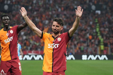 Feestende PSV-legende geniet met beroemde vrouw van 'het beste concert ooit': 'Herstel hier nooit meer van'
