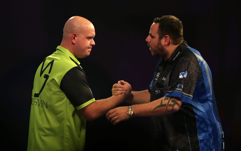 Tweevoudig wereldkampioen darts komt met datum voor comeback bij tv-toernooi: 'Wordt niet makkelijk'