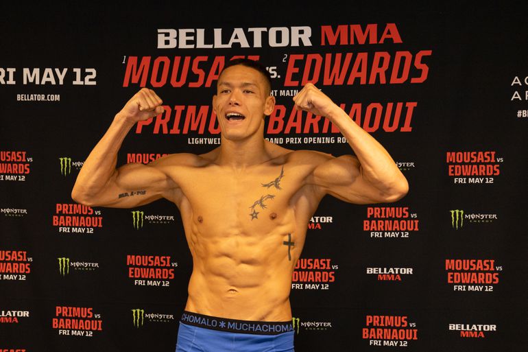 Spectaculaire wereldtitel voor half Nederlandse MMA-vechter Costello van Steenis na bizar einde