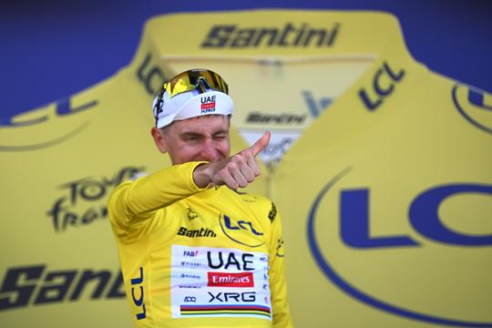 Ploeggenoot Tadej Pogacar krijgt lachers op zijn hand na nieuw succes topwielrenner in Tour de France