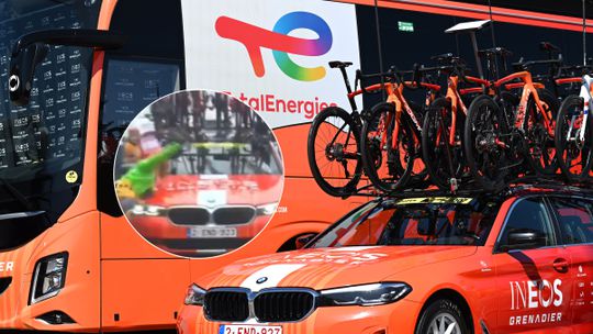 Zorgwekkende beelden in Tour de France: fan aangereden door ploegauto van winnende Thymen Arensman