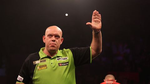Schattige beelden van Michael van Gerwen, die zich met dochter (7) vermaakt met andere sporten dan darts