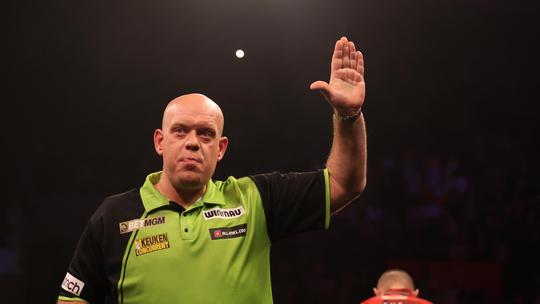 Schattige beelden van Michael van Gerwen, die zich met dochter (7) vermaakt met andere sporten dan darts