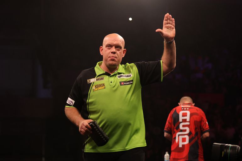Schattige beelden van Michael van Gerwen, die zich met dochter (7) vermaakt met andere sporten dan darts