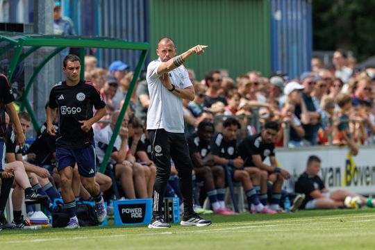 John Heitinga over afwezigheid van Ajax-verdediger bij oefenduel: 'Hij heeft die ruimte gekregen'