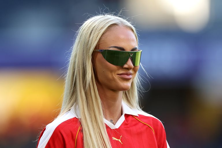 Twijfels bij uiterlijk van 'meest sexy voetbalster ter wereld': 'Het lijken twee verschillende personen'