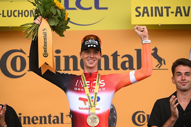 Emotionele ploegleider openhartig over Tour de France-ritzege Thymen Arensman: 'Keuzes gemaakt die niet slim waren'