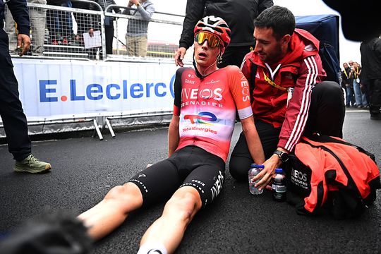 Fraaie zege Thymen Arensman in Tour de France overschaduwd door naar moment: 'Het spijt me'