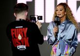 Beroemde presentatrice valt op in gewaagde outfit in aanloop naar gevecht tussen Oleksandr Usyk en Daniel Dubois