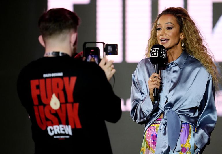 Beroemde presentatrice valt op in gewaagde outfit in aanloop naar gevecht tussen Oleksandr Usyk en Daniel Dubois