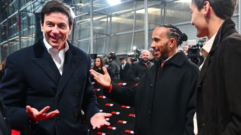 F1-legende Lewis Hamilton voert pikante gesprekken met zijn voormalige baas: 'Dat laat hij soms zien'