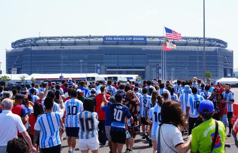 Grote chaos voor start van finale WK voetbal: aanwezigheid Donald Trump zorgt voor urenlange vertraging