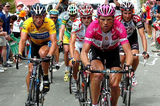 Wielericoon (52) geeft na 'donkere periode' teken van leven in Tour de France: 'Ongelooflijk bevrijdend'