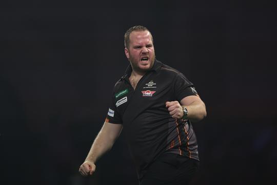 Michael van Gerwen komt met de schrik vrij tegen geblesseerde darter, Van Duijvenbode stunt in Hongarije