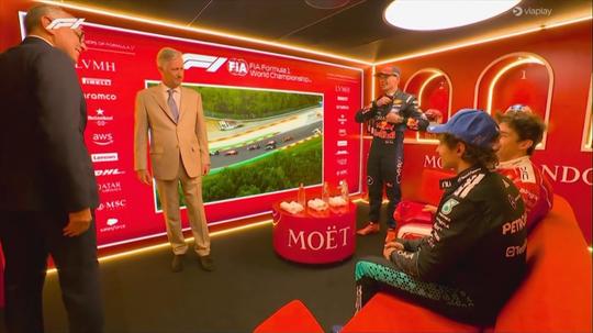 Lachende Max Verstappen heeft onderonsje met koning na GP van België: 'Dat is wat we iedereen vertellen'