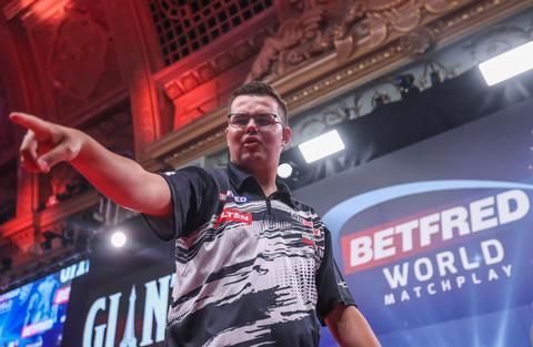 Topdarter Gian van Veen dankzij schitterende finishes naar tweede ronde World Matchplay, landgenoot wacht