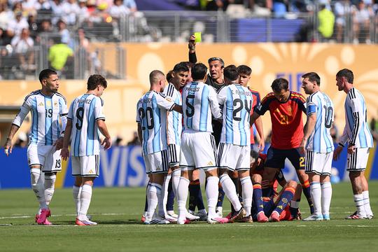 Zoveel geld kosten gele en rode kaarten op het WK voetbal: Argentinië laat zich gaan in finale