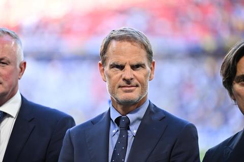 Opa Frank de Boer (56) door het dolle heen dankzij nieuwe kleindochter van Nederlandse topvoetballer