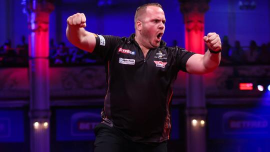 Lastige situatie voor topdarter Dirk van Duijvenbode in vijandige omgeving: 'Daar werd ik zelf ook boos om'