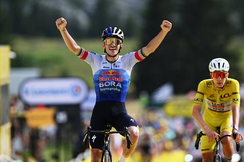 Remco Evenepoel bezorgt Tadej Pogacar zeldzame nederlaag na ramp voor Jonas Vingegaard in zware etappe Tour de France