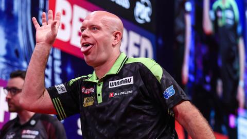 Michael van Gerwen lacht om opvallend gebaar tijdens World Matchplay: 'Hou stil joh'