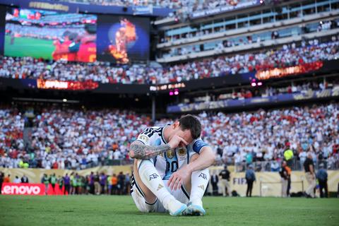 Lionel Messi breekt op WK voetbal: superster Argentinië in tranen na kansloze finale tegen Spanje