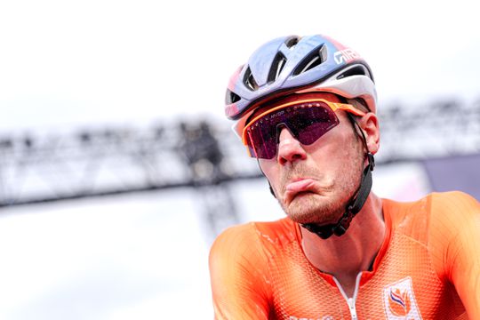 Drama voor Dylan van Baarle: ernstige blessure na val in Vuelta