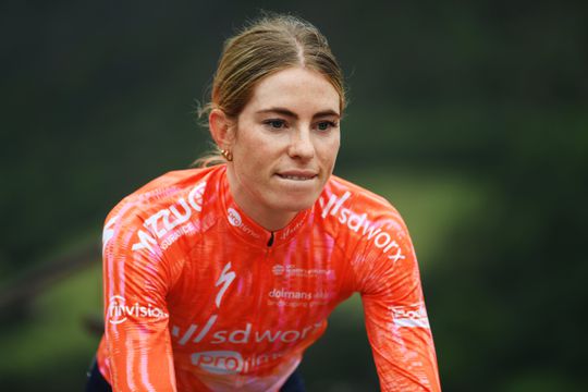 Demi Vollering laat gehavende billen zien na valpartij Tour de France Femmes: 'Tijd voor herstel'