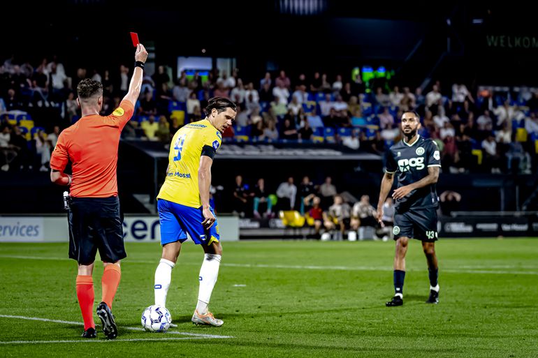 Oskar Zawada gestraft voor veelbesproken 'kopstoot' richting Etienne Vaessen