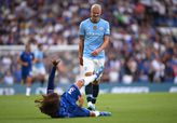Erling Haaland lacht naar Marc Cucurella, die op de grond ligt tijdens Chelsea - Manchester City. © Getty Images