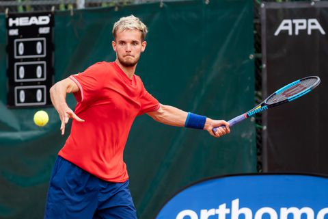 Opmerkelijke actie van zwetende tennisser roept nogal wat vragen op: 'Kun je het filmpje sturen?'