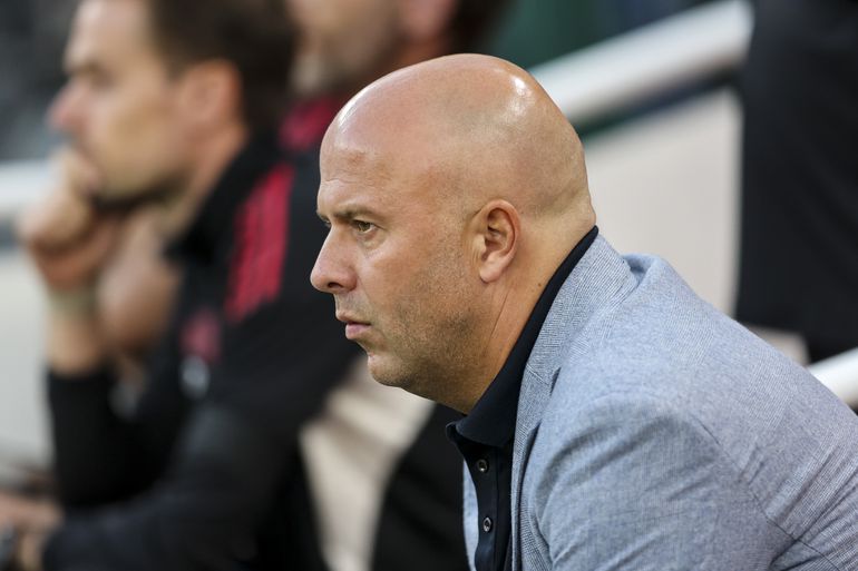 Arne Slot en Liverpool hopen ruim zestig miljoen te verdienen met dubbele verkoop