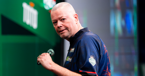 Zingende Raymond van Barneveld zorgt voor hilariteit: 'Het is net alsof hij auditie doet voor Idols'