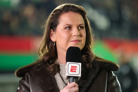 ESPN-presentator hekelt bezuinigingen op vrouwenvoetbal: 'Weet je hoeveel mannenclubs niet rendabel zijn?'