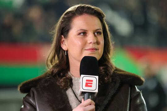 ESPN-presentator hekelt bezuinigingen op vrouwenvoetbal: 'Dat is toch veel vetter?'