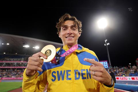 Polsstokfenomeen Armand Duplantis onthult vervelend probleem tijdens EK atletiek: 'Domste wat ik ooit heb gedaan'