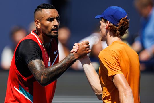 Dopingschorsing van toptennisser extra opmerkelijk door eerdere kritiek op Jannik Sinner: 'Wat is er met hem gebeurd?'