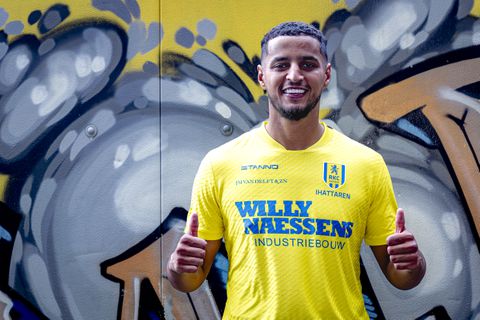 Psychiater Mo Ihattaren kijkt uit naar pikant weerzien met Ajax: 'Dan rol ik van de bank'