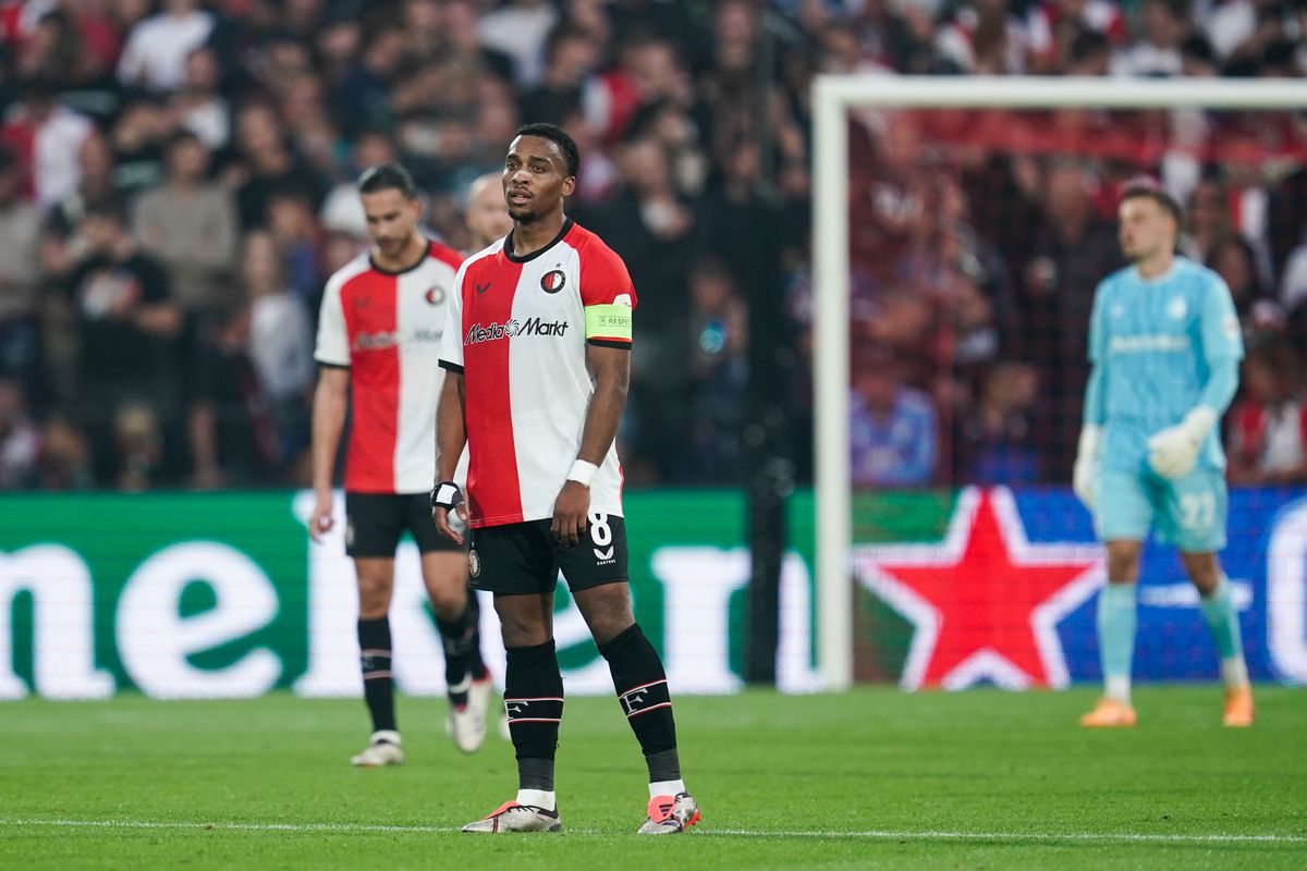 Feyenoord afgeserveerd na historische nederlaag tegen Bayer Leverkusen: 'Hebben hier niets te zoeken'